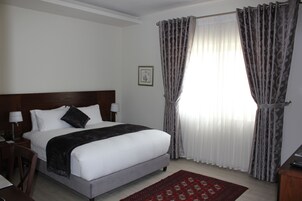 Roupas de cama premium, frigobar, cofres nos quartos, escrivaninha