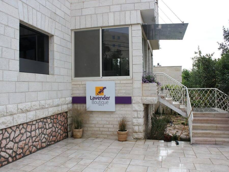 Un edificio con un letrero que dice 'Lavender Boutique Hotel'.