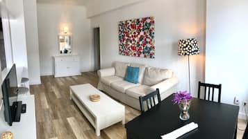 Apartament superior, 1 dormitori | 1 dormitori, escriptori, cortines opaques i planxa i posts de planxar