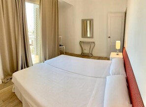 Desk, blackout curtains, iron/ironing board, free WiFi - Apartamentos Bruja (Santa Cruz de Tenerife)