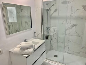 Ático superior, 2 habitaciones | Baño | Secador de pelo y toallas