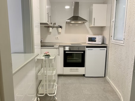 Refrigerador, microondas, placa de cocina, cafetera/tetera