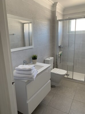 Estudio superior | Baño | Secadora de cabello y toallas 