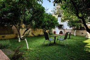 Outdoor dining - Oasis Apartments (Nafplio)