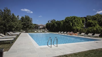 Piscine extérieure, chaises longues