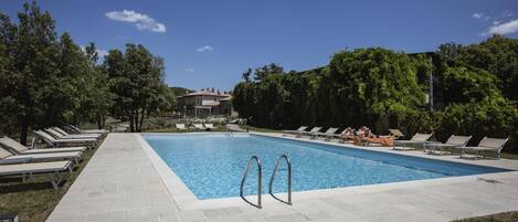 Ulkouima-allas, aurinkotuoleja