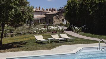 Piscine extérieure, chaises longues