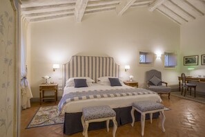 Sengetøy av topp kvalitet, minibar, safe på rommet og skrivebord