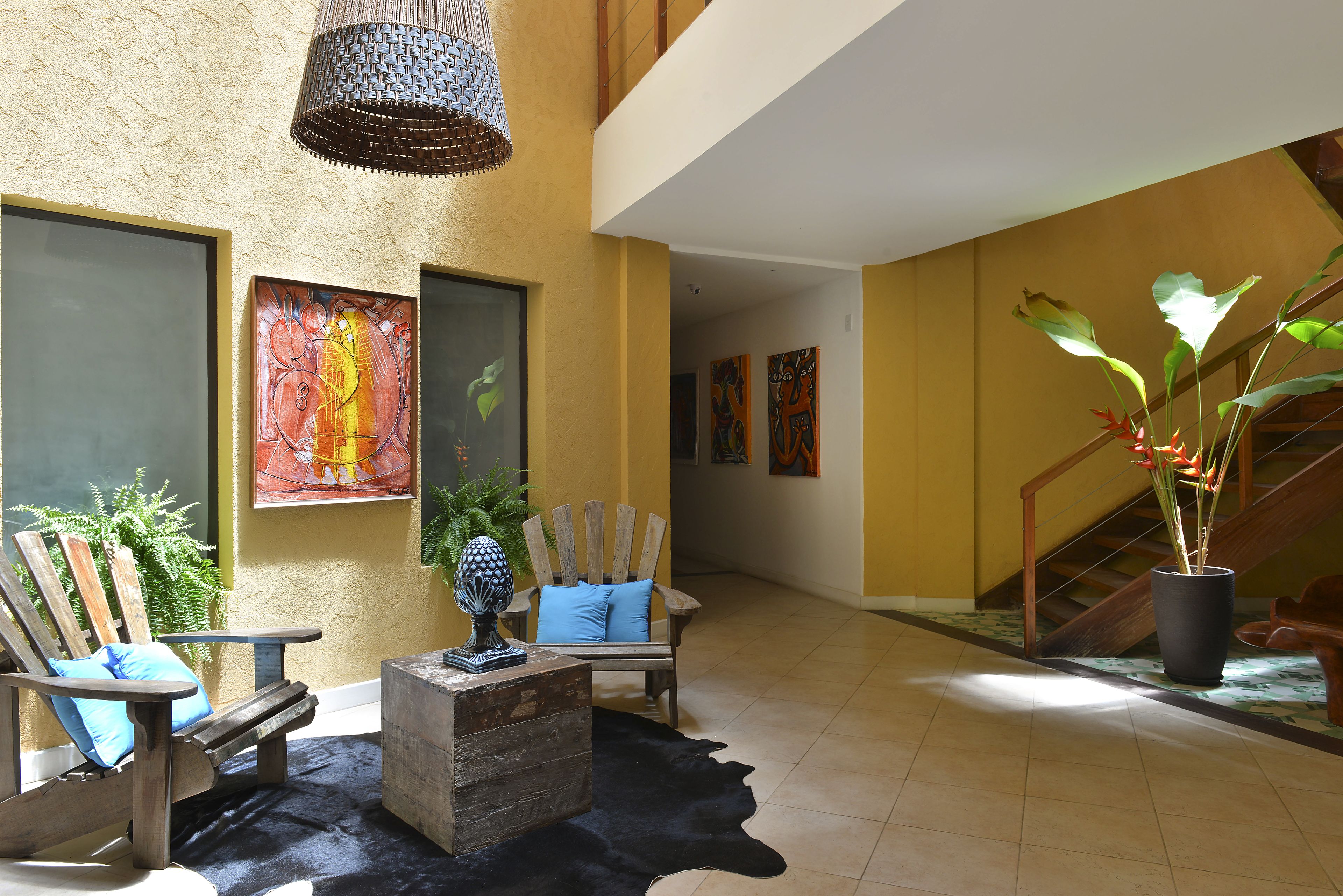 beach views, serves breakfast, lunch and dinner