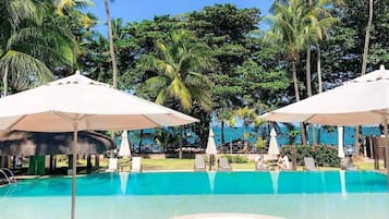 Piscina externa, guarda-sóis, espreguiçadeiras