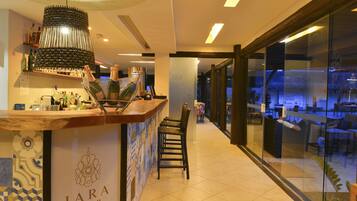 Stranduitzicht, serveert ontbijt, lunch en diner