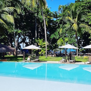 Piscina externa, guarda-sóis, espreguiçadeiras