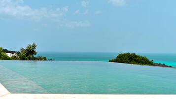 Piscine extérieure, piscine à débordement