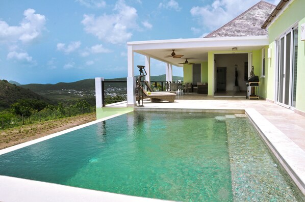 Una piscina al aire libre, una piscina infinita