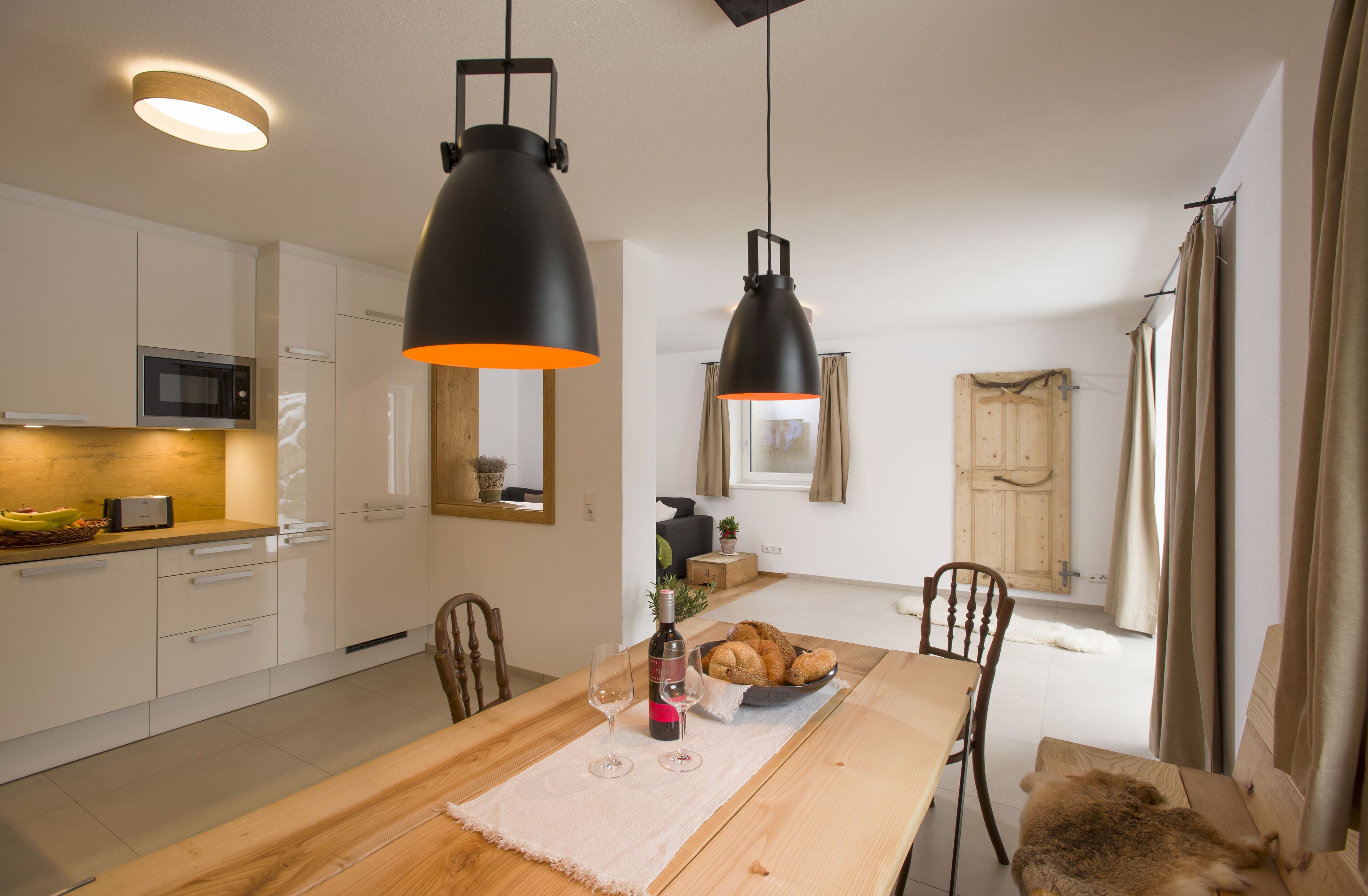 Familienapartment, 2 Schlafzimmer | Wohnbereich | Flachbildfernseher, Tischtennisplatte