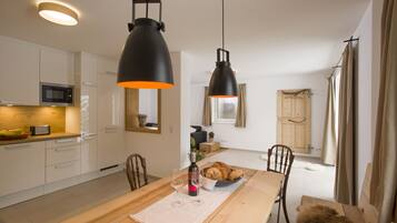 Familienapartment, 2 Schlafzimmer | Wohnbereich | Flachbildfernseher, Tischtennisplatte