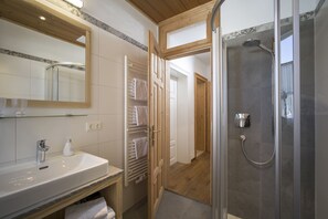 Comfort Apartment, 1 Bedroom | Bathroom | Shower, hair dryer, towels, toilet paper