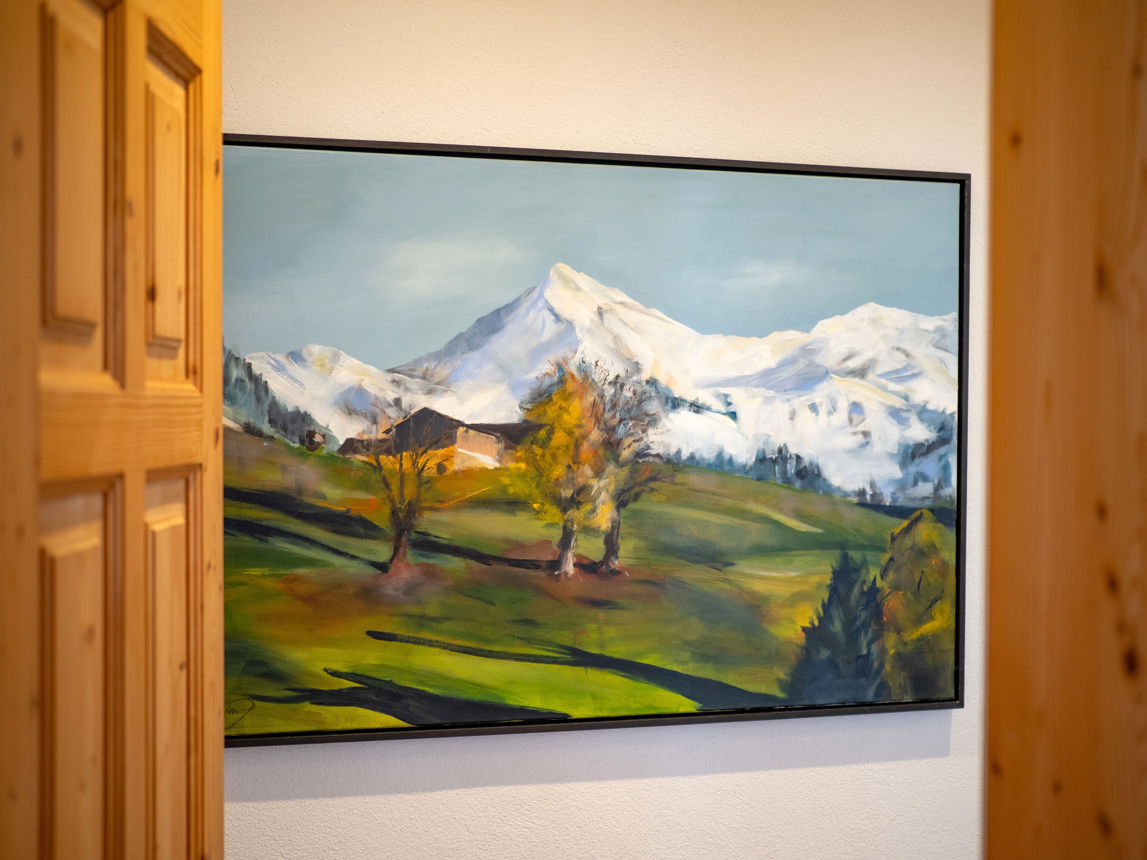 Eine Zeichnung einer Berglandschaft mit Haus und Bäumen.