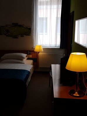 標準單人房 | 防敏寢具、房內夾萬、書桌、免費 Wi-Fi