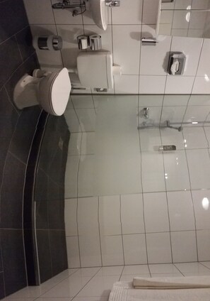 標準雙人房 | 浴室 | 淋浴設備、免費梳洗用品、風筒、提供毛巾