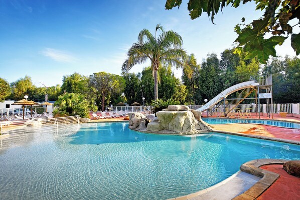 Seasonal outdoor pool, open 9:00 AM to 8:00 PM, sun loungers - Camping International (Calvi)