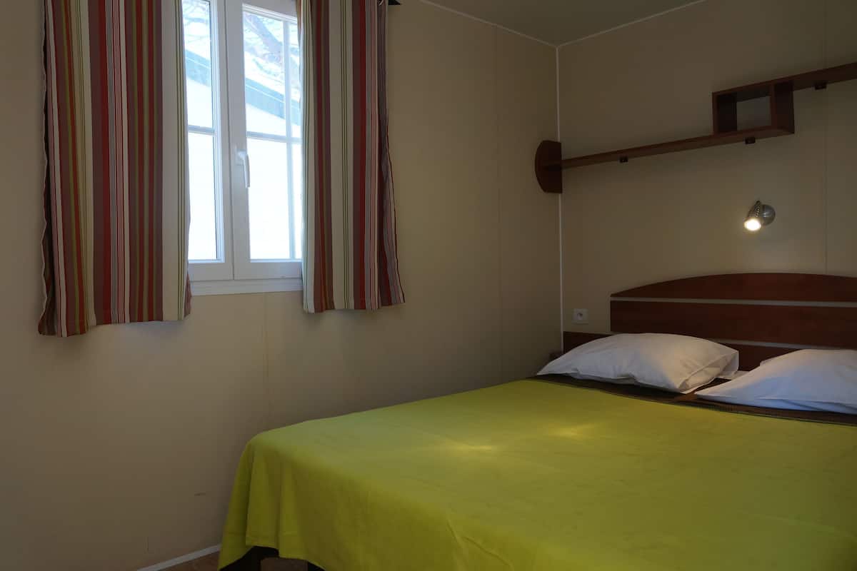 2 bedrooms, individually furnished, blackout curtains