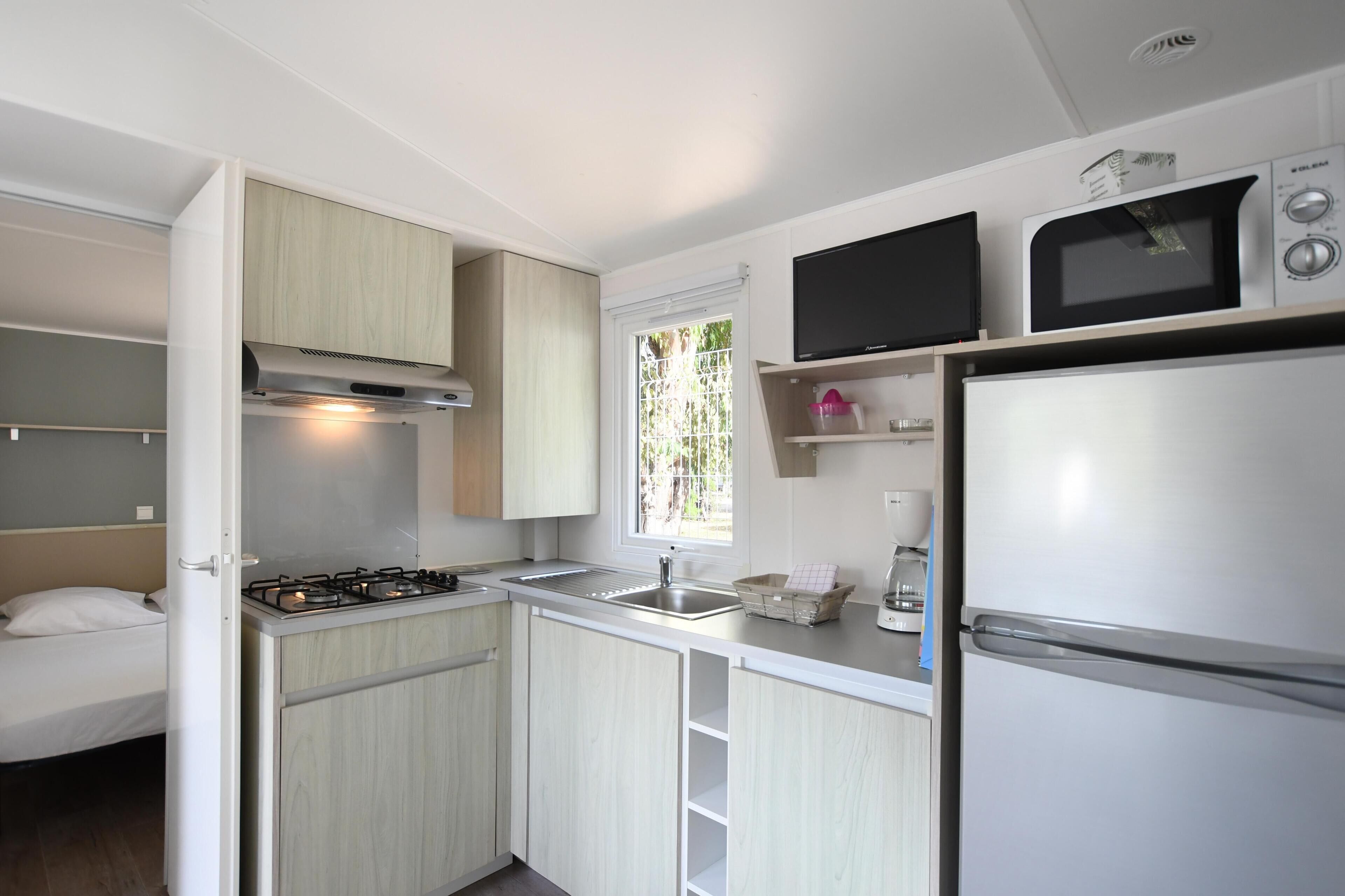 大型冰箱、微波爐、爐台、電熱水壺