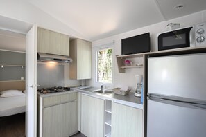 Frigorífico grande, microondas, placa de cocina y hervidor eléctrico