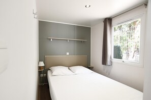 Individuelt innredet, blendingsgardiner og strykejern/-brett