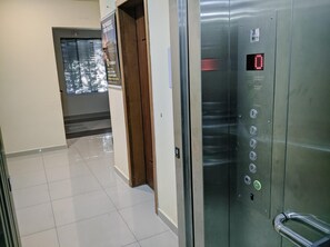 Shower, rainfall showerhead, towels, soap - Rede Andrade Biton (Foz do Iguaçu)