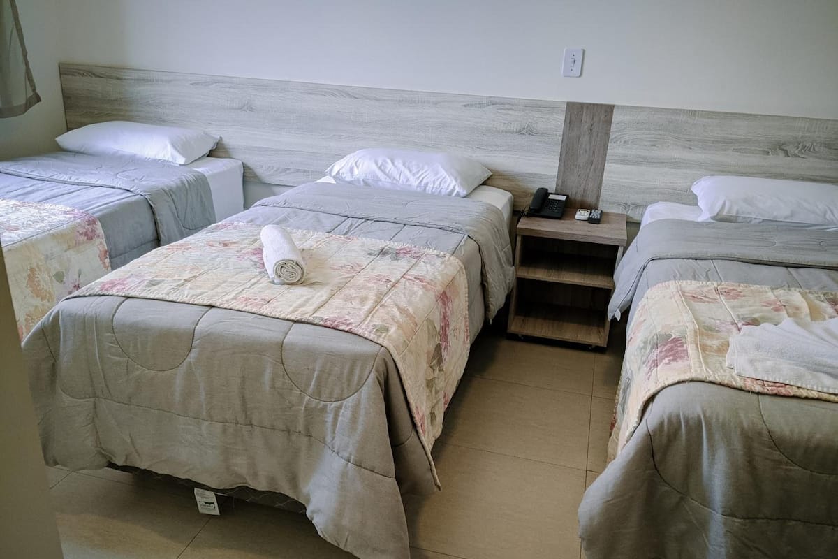 Minibar, tabla de planchar con plancha, wifi gratis y ropa de cama