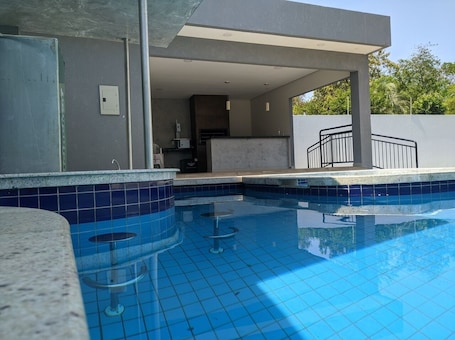 2 outdoor pools