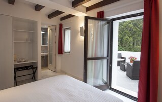 Habitación doble superior, terraza | Ropa de cama de alta calidad, edredones de plumas, caja fuerte