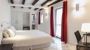 Superior tweepersoonskamer, terras | Luxe beddengoed, donsdekens, een kluis op de kamer