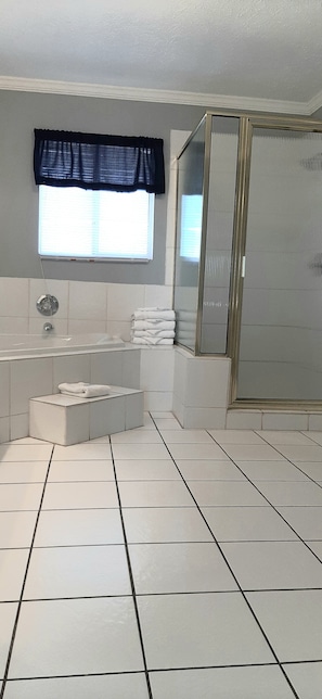 Deluxe Condo, 3 Bedrooms | Bilik Mandi | Gabungan pancuran/tab mandi, tuala disediakan