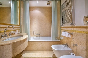 Artículos de tocador gratuitos, secador de pelo, bidet, toallas