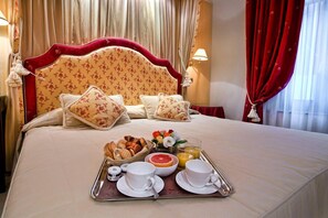 Ropa de cama de alta calidad, cubrecamas y artículos del minibar gratis
