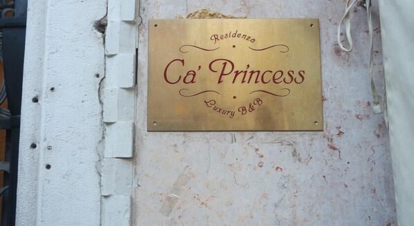 A plaque on a wall with the text "Residencia Ca' Princess Luxury B&B". - Ca Princess (Venice)