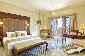 Peralatan tempat tidur hipoalergenik, bar mini, peti besi dalam bilik