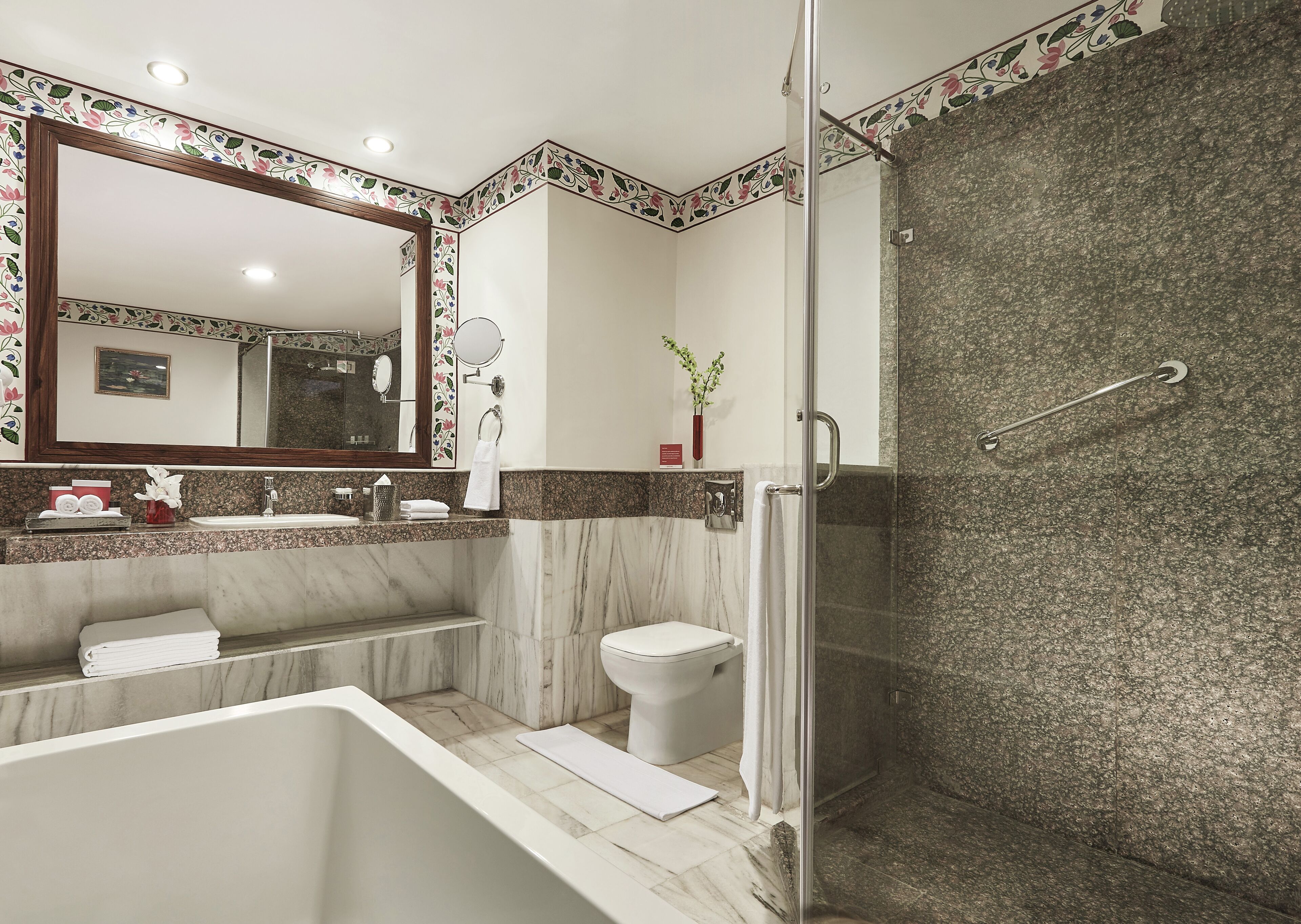 Un baño moderno con bañera, ducha e inodoro.