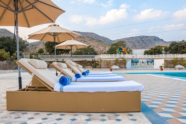 حمّام سباحة خارجي، مظلات على حمّام  السباحة، مقاعد للتشمس