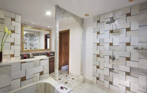 Executive Suite, 1 Double Bed (with Sitout) | Bathroom | Combined shower/tub, free toiletries, hair dryer, bathrobes