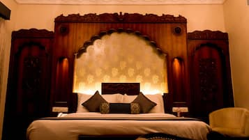Suite ejecutiva, 1 cama matrimonial (with Sitout) | 1 habitación, ropa de cama hipoalergénica y minibar