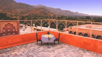 Suite Deluxe, 1 cama matrimonial (SeleQtions Aravalli View) | Terraza o patio