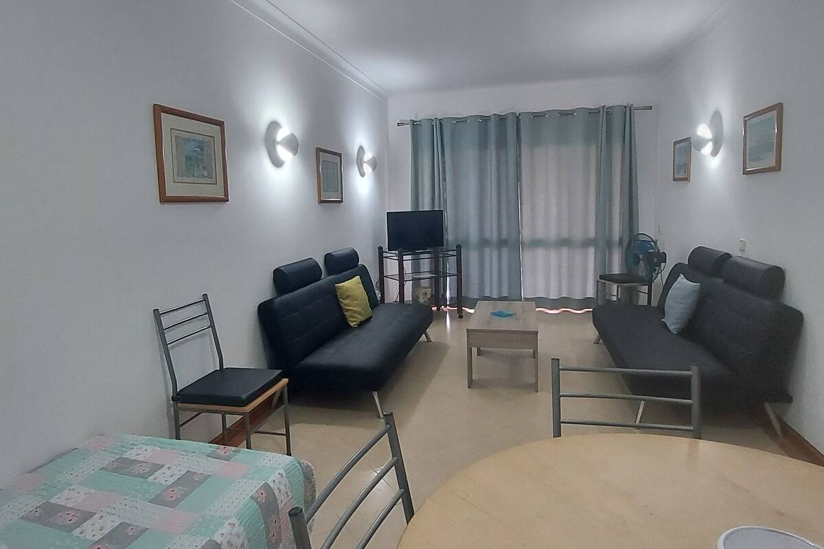 Rom – panorama | Oppholdsområde | En 46-centimeters TV med kabel-kanaler