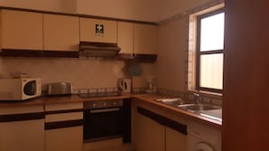Standard Apartment, 2 Bedrooms, Kitchen, Pool View | Private kitchen