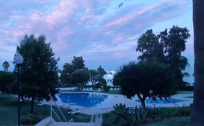 Outdoor pool, open 8:00 AM to 10:00 PM, sun loungers - Jeannies Oura Estrela Apartamentos (Albufeira)