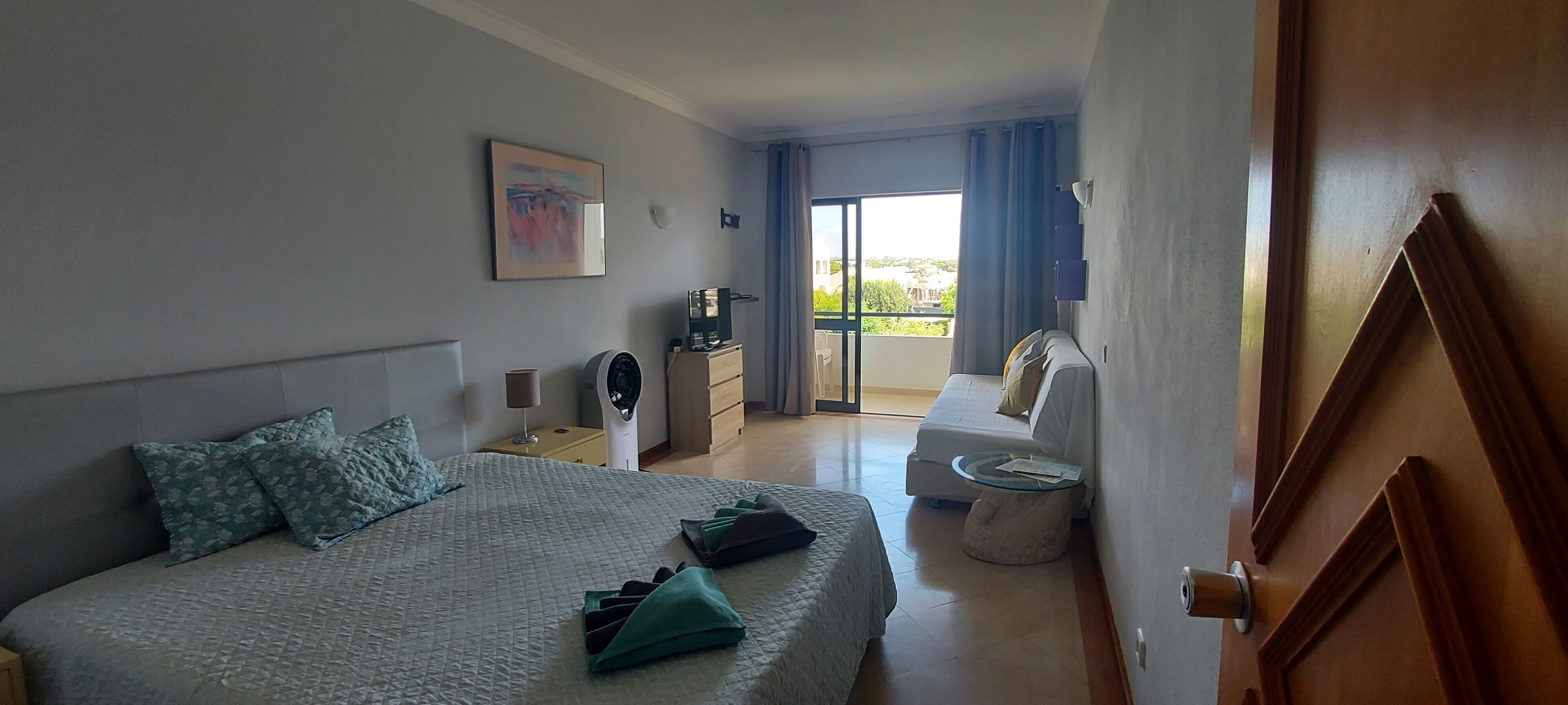 panoramic studio suite, pool view, poolside | 1 bedroom, individually decorated, individually furnished