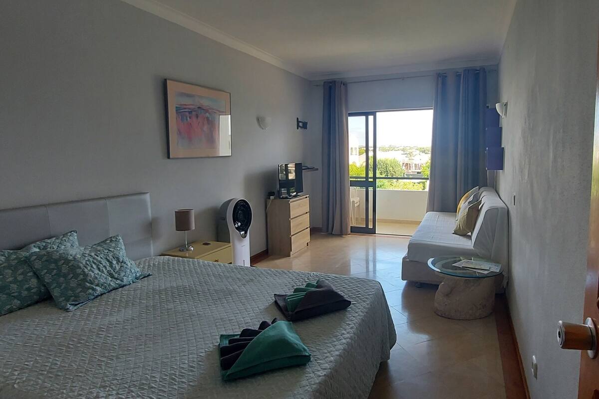 panoramic studio suite, pool view, poolside | 1 bedroom, individually decorated, individually furnished