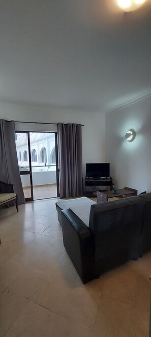 Appartement Standard, 2 chambres, cuisine, vue piscine | Coin séjour | Télévision de 46 cm avec chaînes par câble